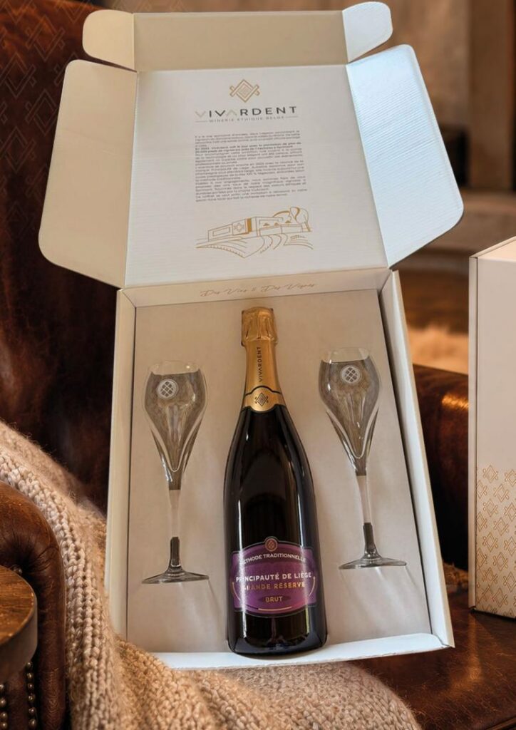 Coffret VivArdent avec une bouteille de bulles et deux verres